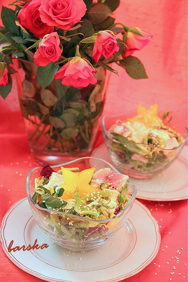 Фото к рецепту: Салат с форелью праздник вкуса 