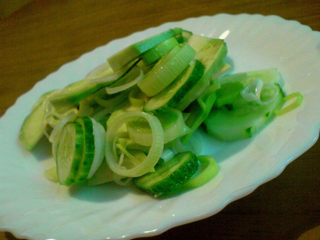 Фото к рецепту: Салат из огурцов и авокадо