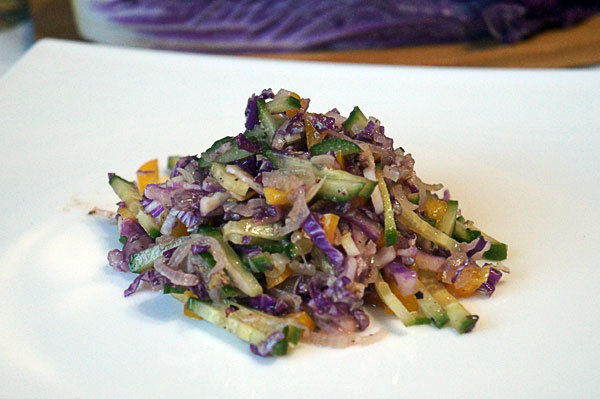 Фото к рецепту: Салат овощной «на троих»