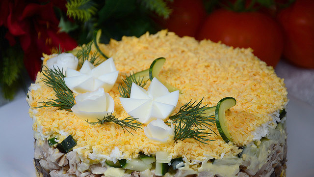 Фото к рецепту: Праздничный салат с курицей, грибами и черносливом