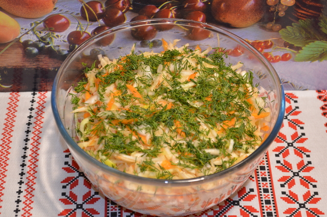 Фото к рецепту: Салат из свежей капусты с корнем сельдерея! 
