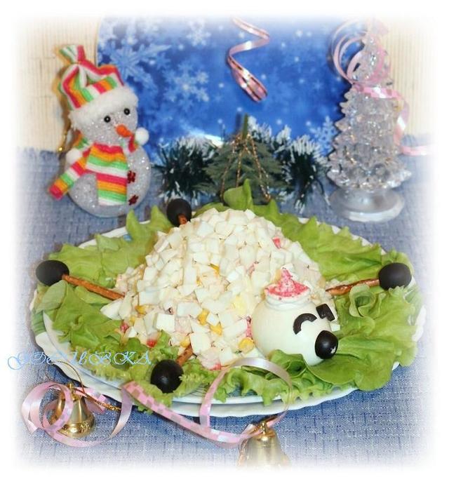 Фото к рецепту: Салат с крабовыми палочками «овечка»