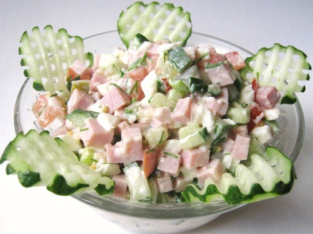 Фото к рецепту: Салат из ветчины с овощами и орехами