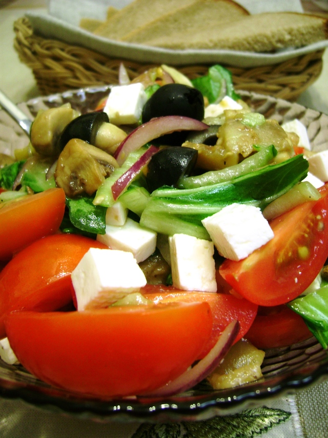 Фото к рецепту: Салат из грибов и баклажанов на средиземноморский лад