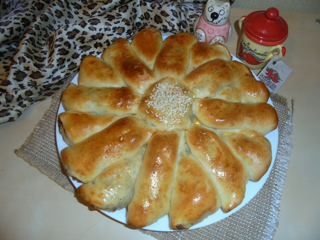 Фото к рецепту: Пирог солнышко с фаршем и картофелем