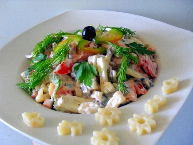 Фото к рецепту: Макаронный салат с ветчиной и овощами