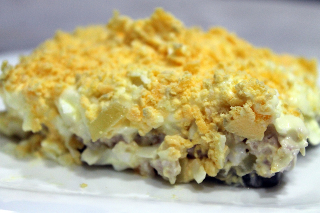 Фото к рецепту: Салат мужской (с грибами, копченой грудкой, плавленым сыром)