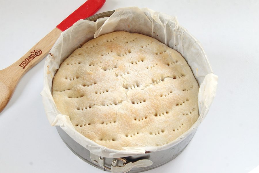 Пирог с колбасками и карамелизированным луком - фото шаг 8