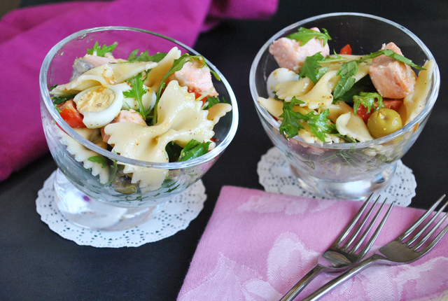 Фото к рецепту: Легкий рыбный салат с оливками