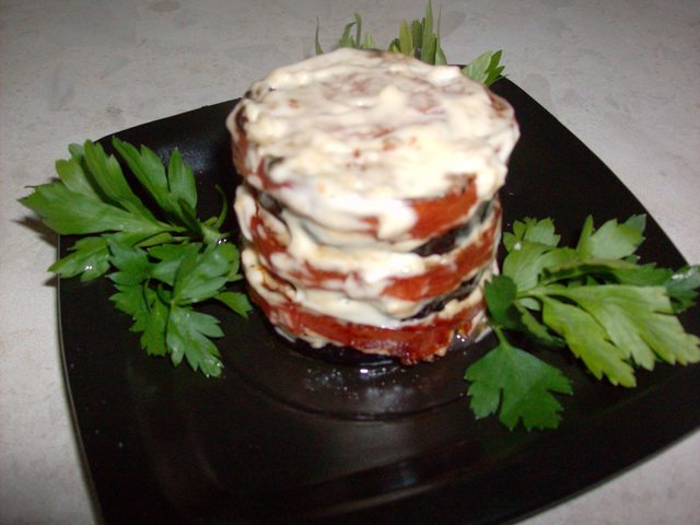 Фото к рецепту: Салат из баклажан с помидорами