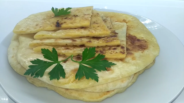 Фото к рецепту: Хачапури с сыром на сковороде