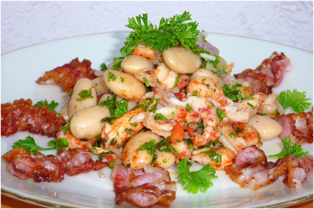 Фото к рецепту: Салат с раковыми шейками, белой фасолью и беконом