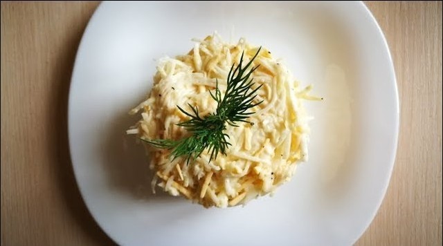 Фото к рецепту: Салат с сельдереем и сыром