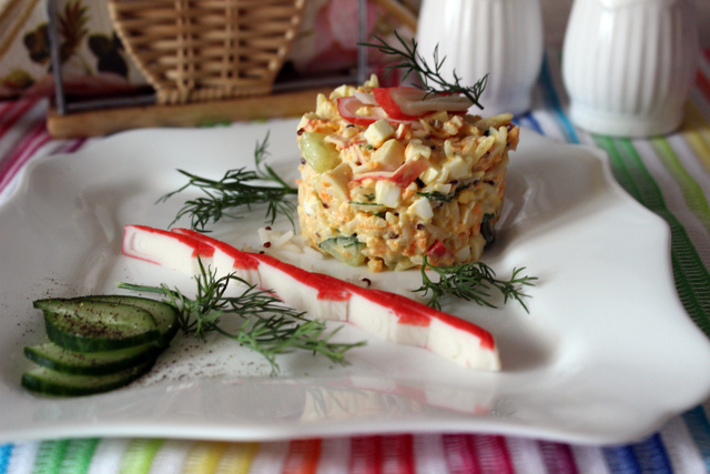 Фото к рецепту: Салат с крабовыми палочками и рисом басмати quinoa mix