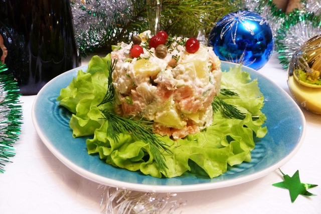 Фото к рецепту: Салат новогодний с красной рыбой