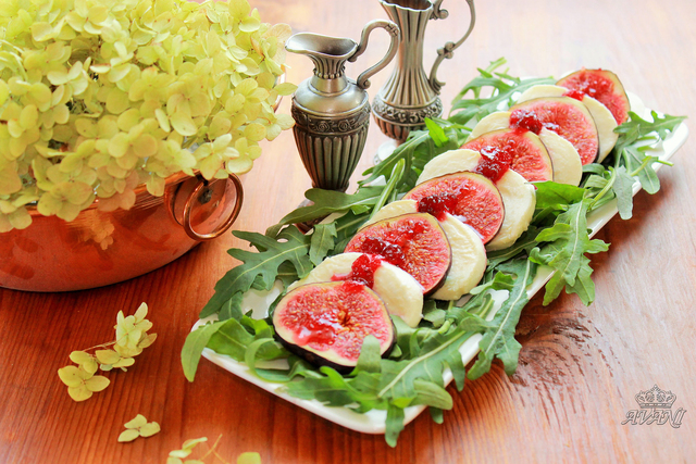 Фото к рецепту: Салат капрезе с моцареллой,инжиром и клюквенным соусом.