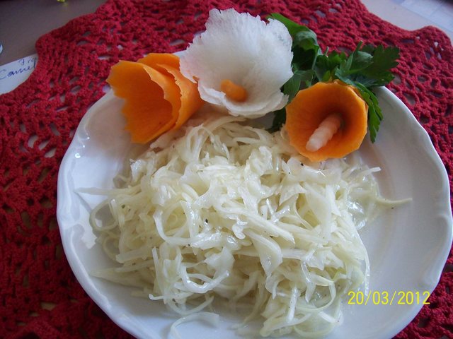 Фото к рецепту: Салат капустный быстрый.простейший.