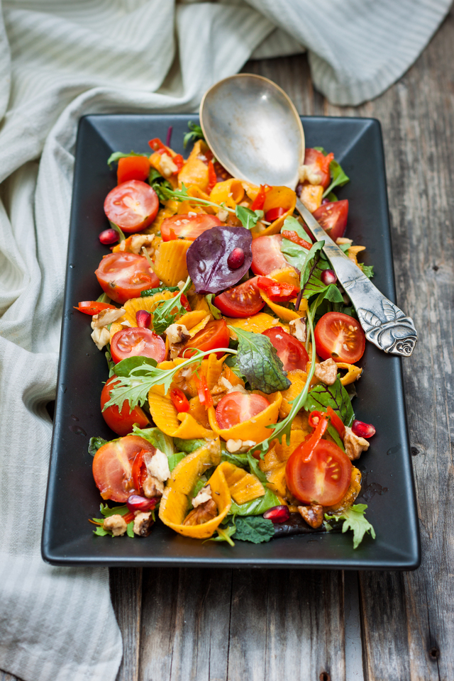 Фото к рецепту: Салат с маринованной тыквой и помидорами
