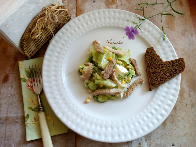 Фото к рецепту: Мясной салат с салатом айсберг 