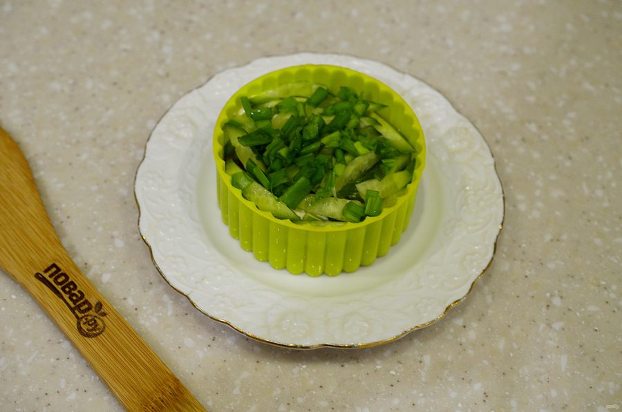 Слоеный салат с кукурузой - фото шаг 4