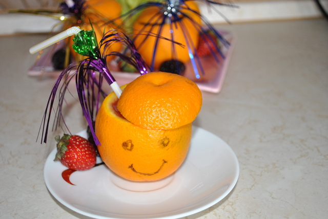 Фото к рецепту: Праздничный смузи в апельсиновых стаканчиках