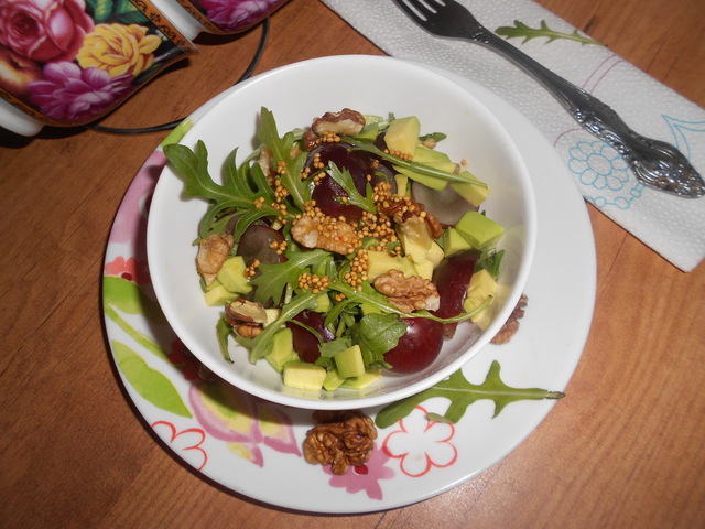 Фото к рецепту: Салат с виноградом, авокадо и рукколой