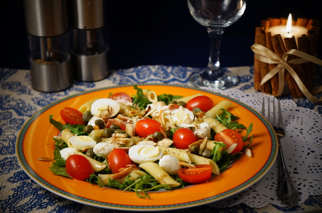 Фото к рецепту: Салат с пастой итальянские мотивы 