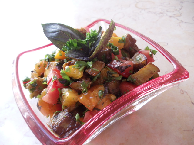 Фото к рецепту: Салат за 10 минут из баклажанов , помидоров и зеленью