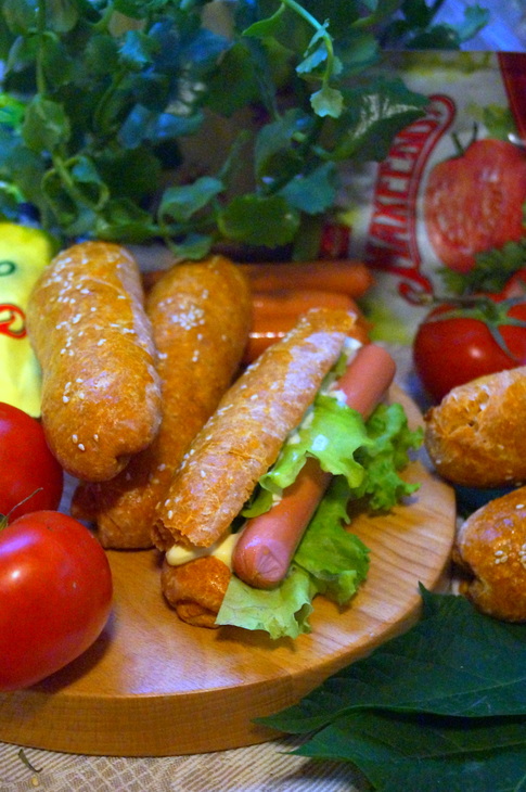 Пикантные булочки для хот догов на томатном тесте и конечно же сами хот доги #махеевънаприроде
