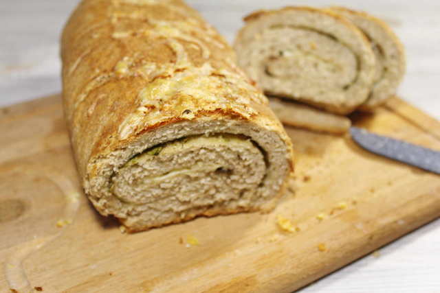 Фото к рецепту: Чесночный хлеб с травами без закваски