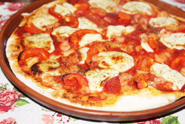 Фото к рецепту: Пицца с креветками и сладким перцем