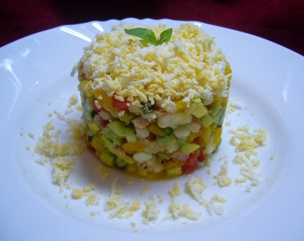 Фото к рецепту: Салат с тунцом, авокадо и яйцом
