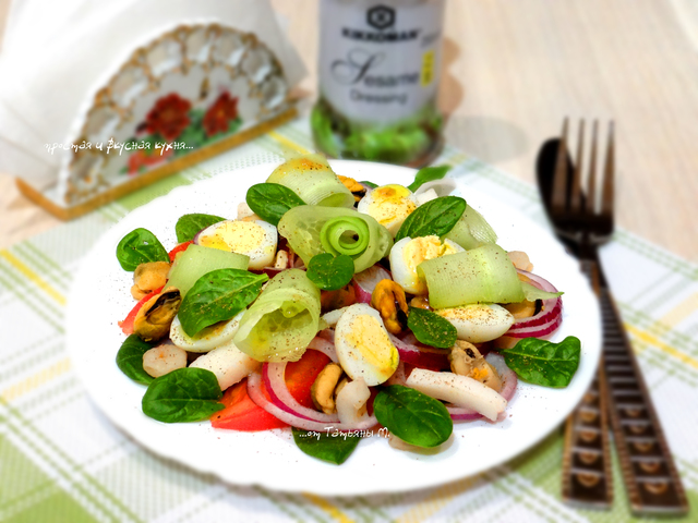 Фото к рецепту: Овощной салат на шпинате с морепродуктами и перепелиным яйцом