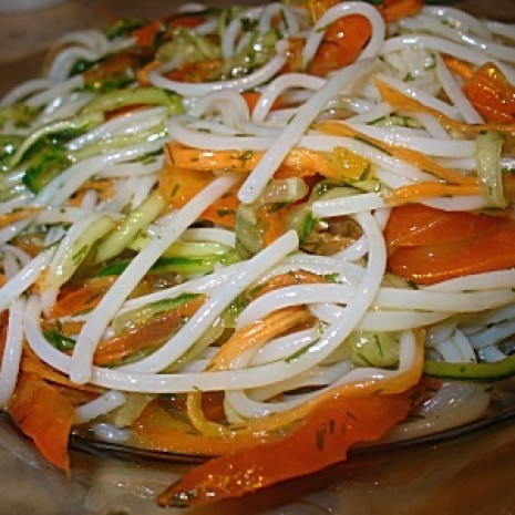 Фото к рецепту: Салат лапша с овощами 