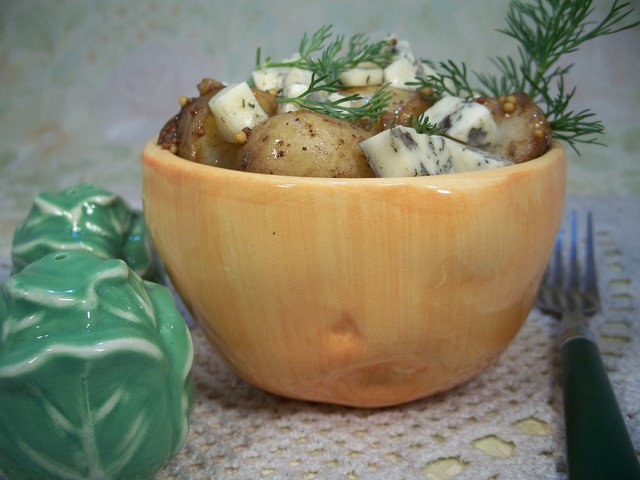 Фото к рецепту: Салат из молодого картофеля с голубым сыром