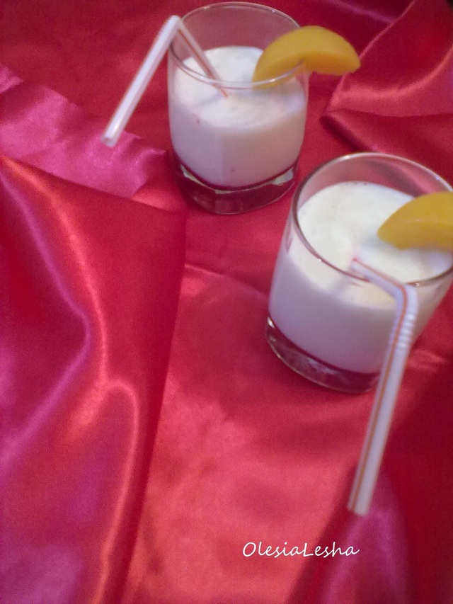 Фото к рецепту: Коктейль из персиков мельбы pfirsich melba drink +тонизирующий морс для детей)))