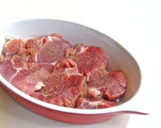 Мясо в духовке с помидорами - фото шаг 1