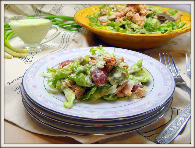 Фото к рецепту: Зелёный салат с печёной рыбой и сметано-луковой заправкой.