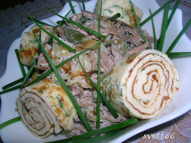 Фото к рецепту: Салат мясной с омлетом и корнишонами ( думаю, что вариант)