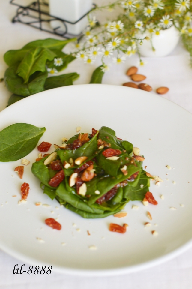Фото к рецепту: Салат из шпината с сушеным кизилом и орехами.