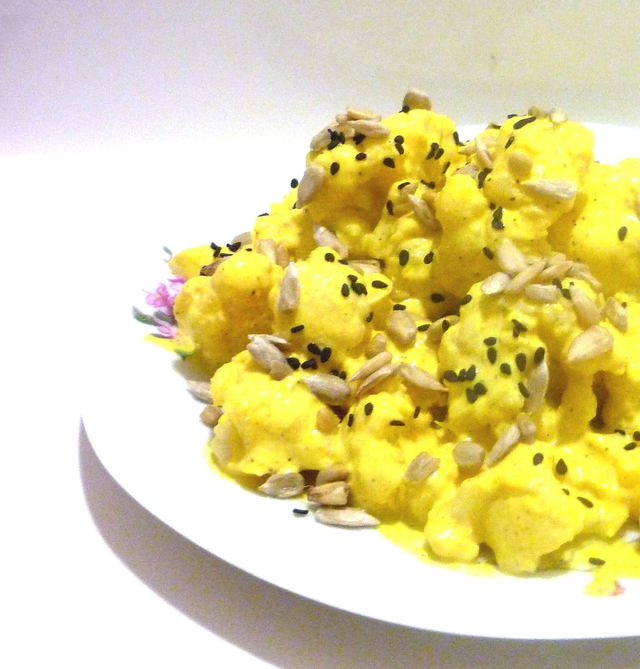 Фото к рецепту: Салат из цветной капусты с карри,семечками и кунжутом