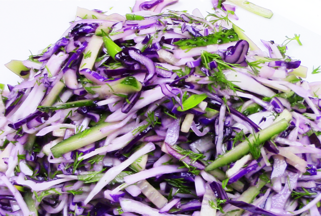 Фото к рецепту: Лёгкий салат из свежей капусты.