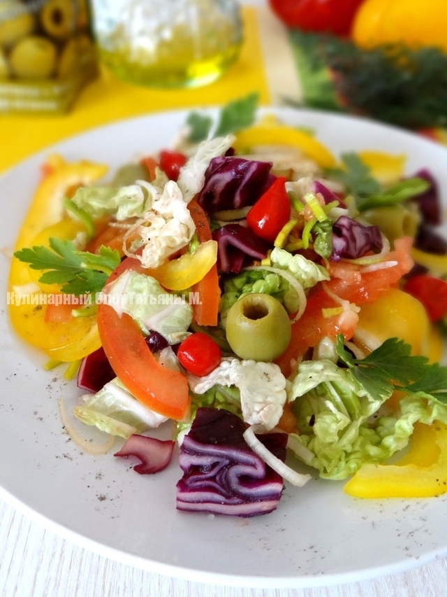 Фото к рецепту: Овощной салат с оливками и острым пири-пири