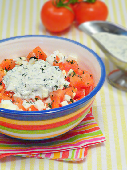 Фото к рецепту: Салат из помидоров с соусом из редьки (любимый салат на новый лад)