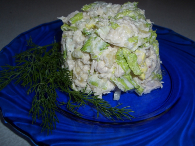 Фото к рецепту: Салат из китайской капусты с курицей