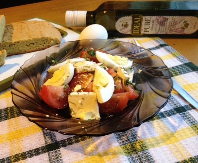 Фото к рецепту: Салат с брынзой, помидорами и яйцом
