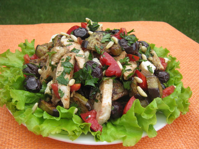 Фото к рецепту: Салат с курицей и баклажаном - «восточное оливье».