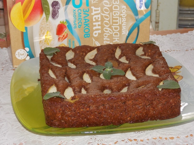Фото к рецепту: Шоколадный кекс с хлопьями и грушей.