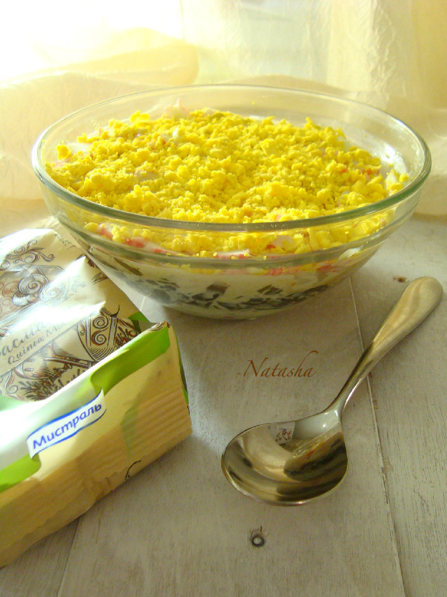 Фото к рецепту: Салат из риса с киноа и морской капусты с крабовыми палочками с домашним майонезом