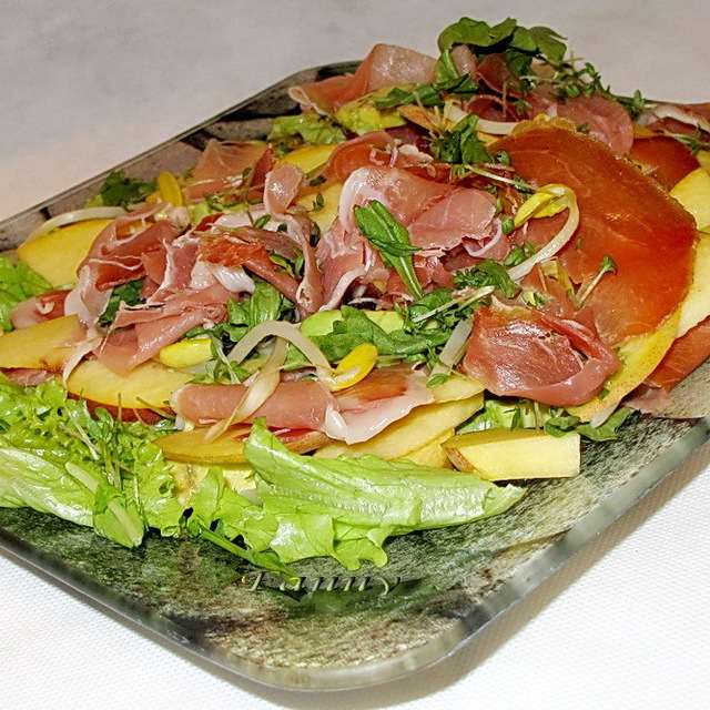 Фото к рецепту: Салат из персиков, авокадо и хамона